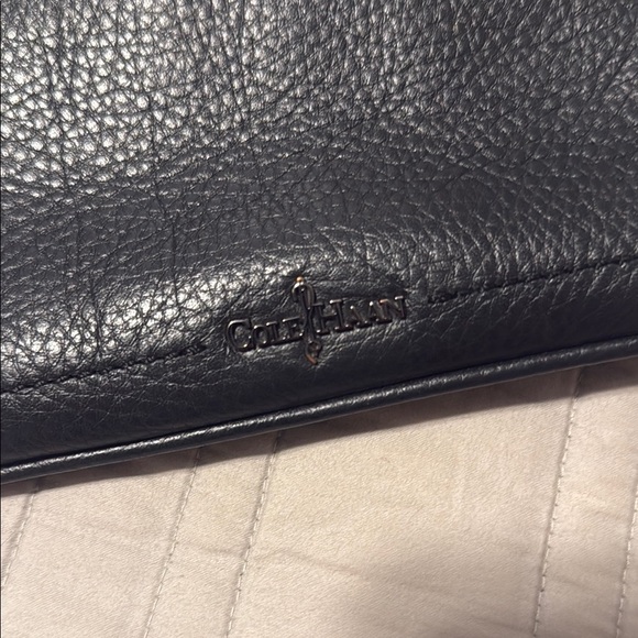 Minimalist Black Leather Crossbody Bag with Adjustable Strap - Picture 3 of 6